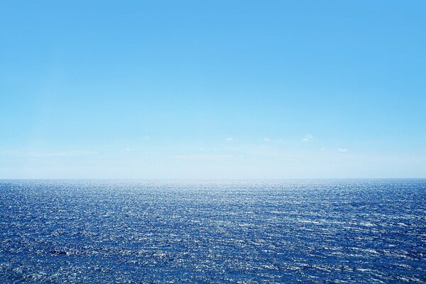Die blaue Oberfläche des Ozeans, die über den Horizont hinausgeht