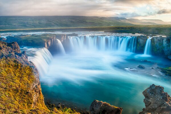 Im Tal befindet sich ein großer Wasserfall