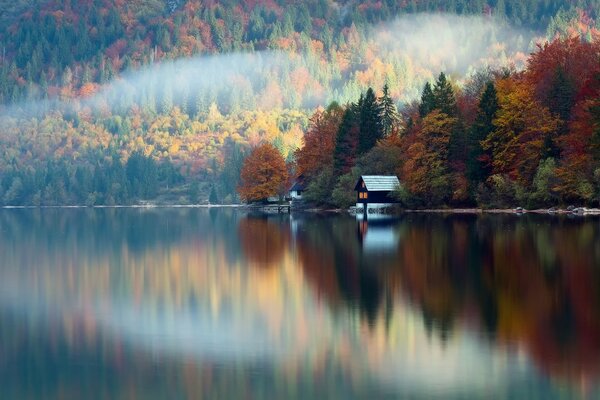 Domek nad jeziorem jesienią w Słowenii