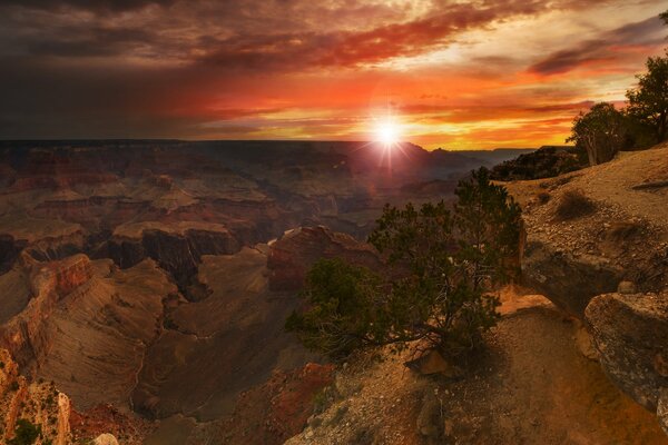 Puesta de sol en hermosas montañas