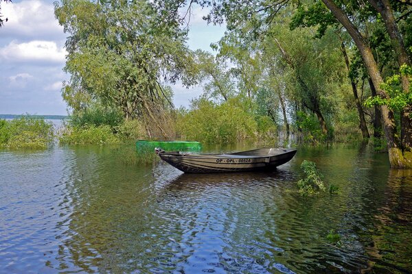 Bateau sur la rivière pendant les inondations