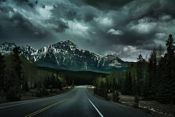 Route du Canada passé les montagnes et les forêts
