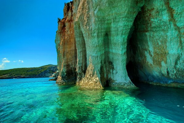 Hermosas rocas junto al mar con marea verde