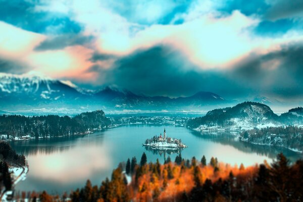 Isola con la Chiesa come nel palmo della tua mano