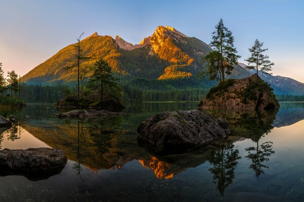 La montagne dans le reflet du lac est encore plus belle