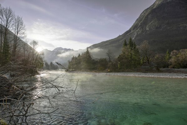 La rivière au lever du soleil enchante et excite l âme