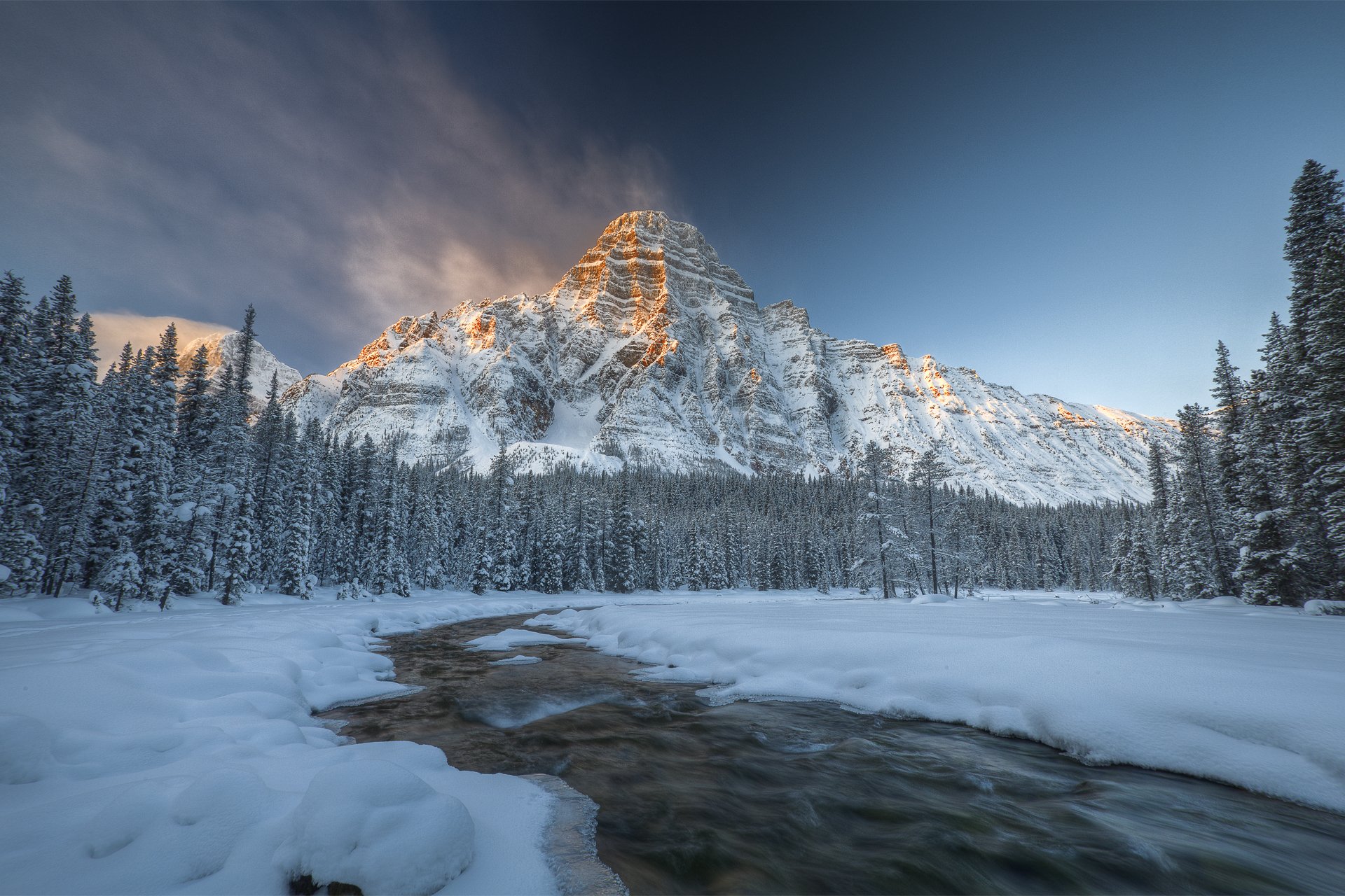 kanada alberta park narodowy banff góra chefren zima las rzeka śnieg