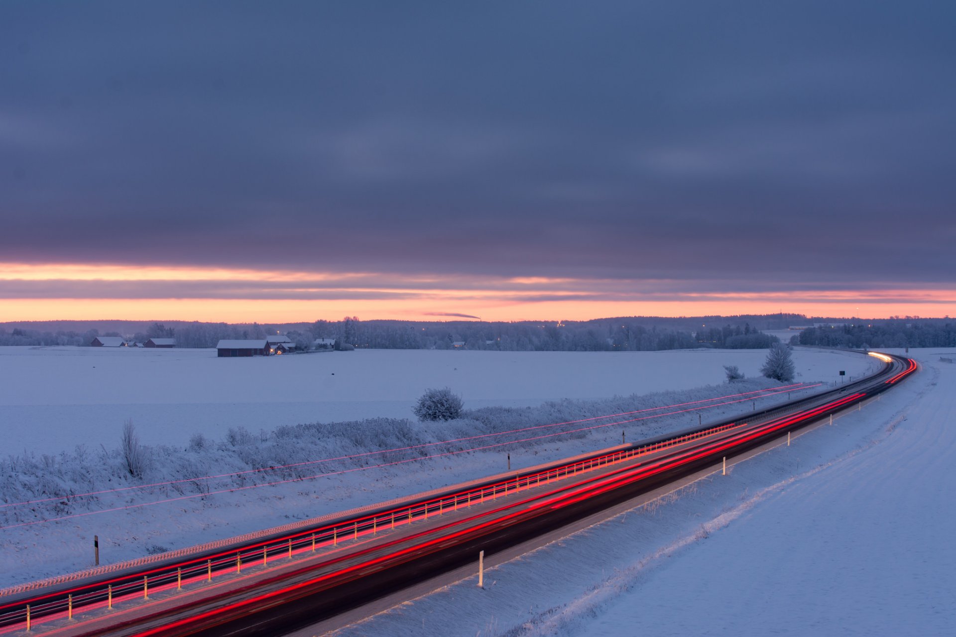 suède hiver matin aube aube ciel nuages neige champ maisons route trafic exposition