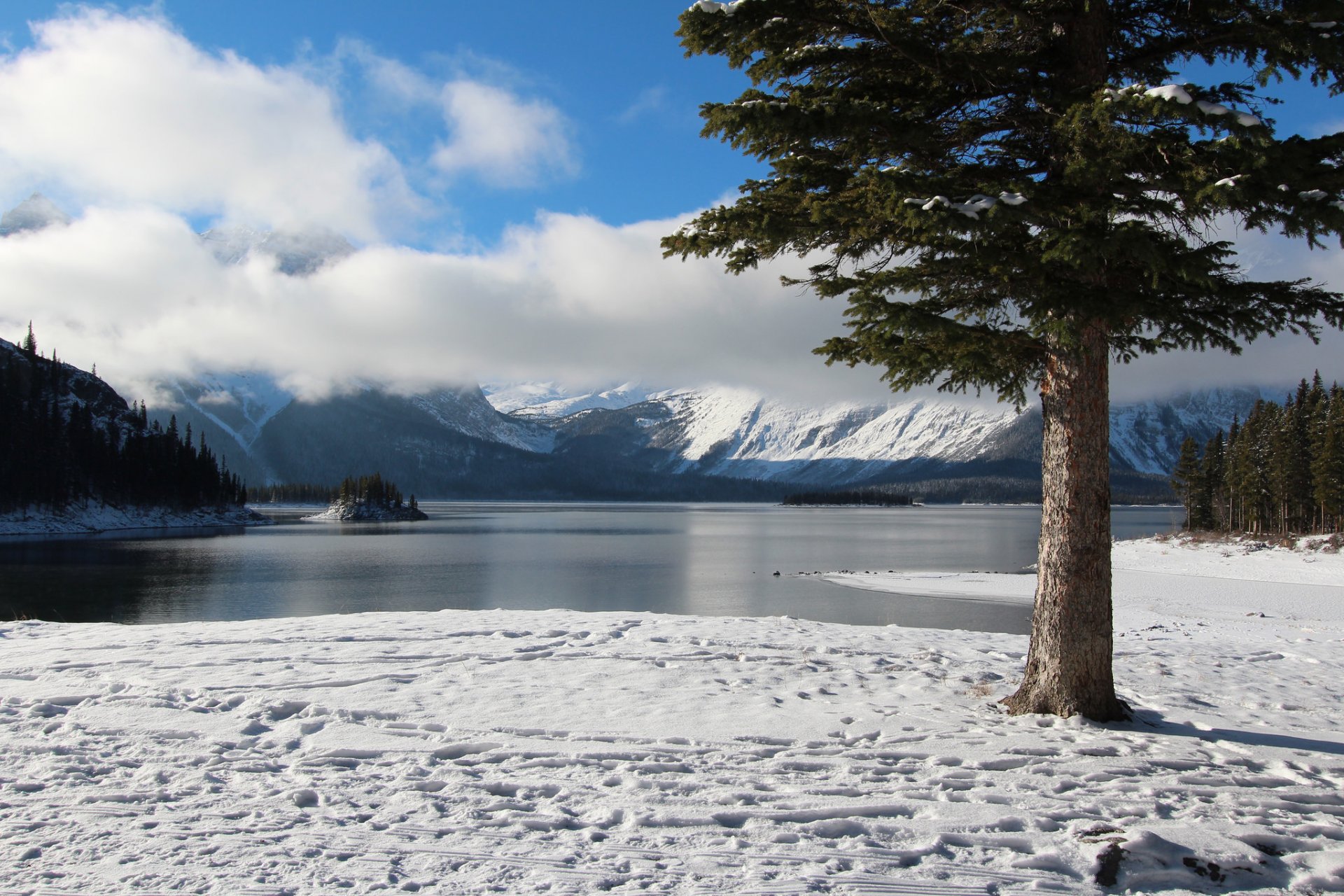 cielo nuvole montagne inverno lago isola alberi neve