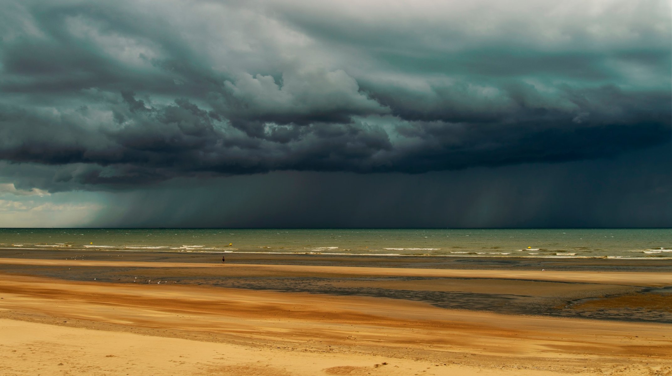 playa costa cielo nubes