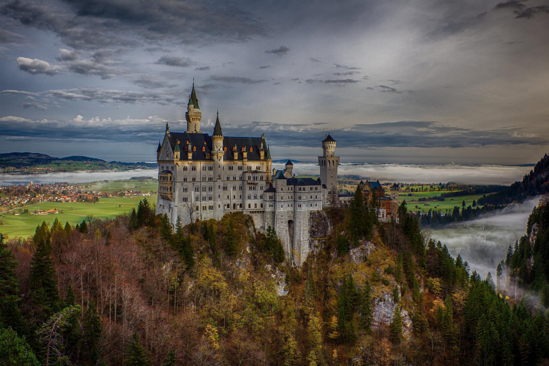 zamek neuschwanstein bawaria niemcy skała las jesień