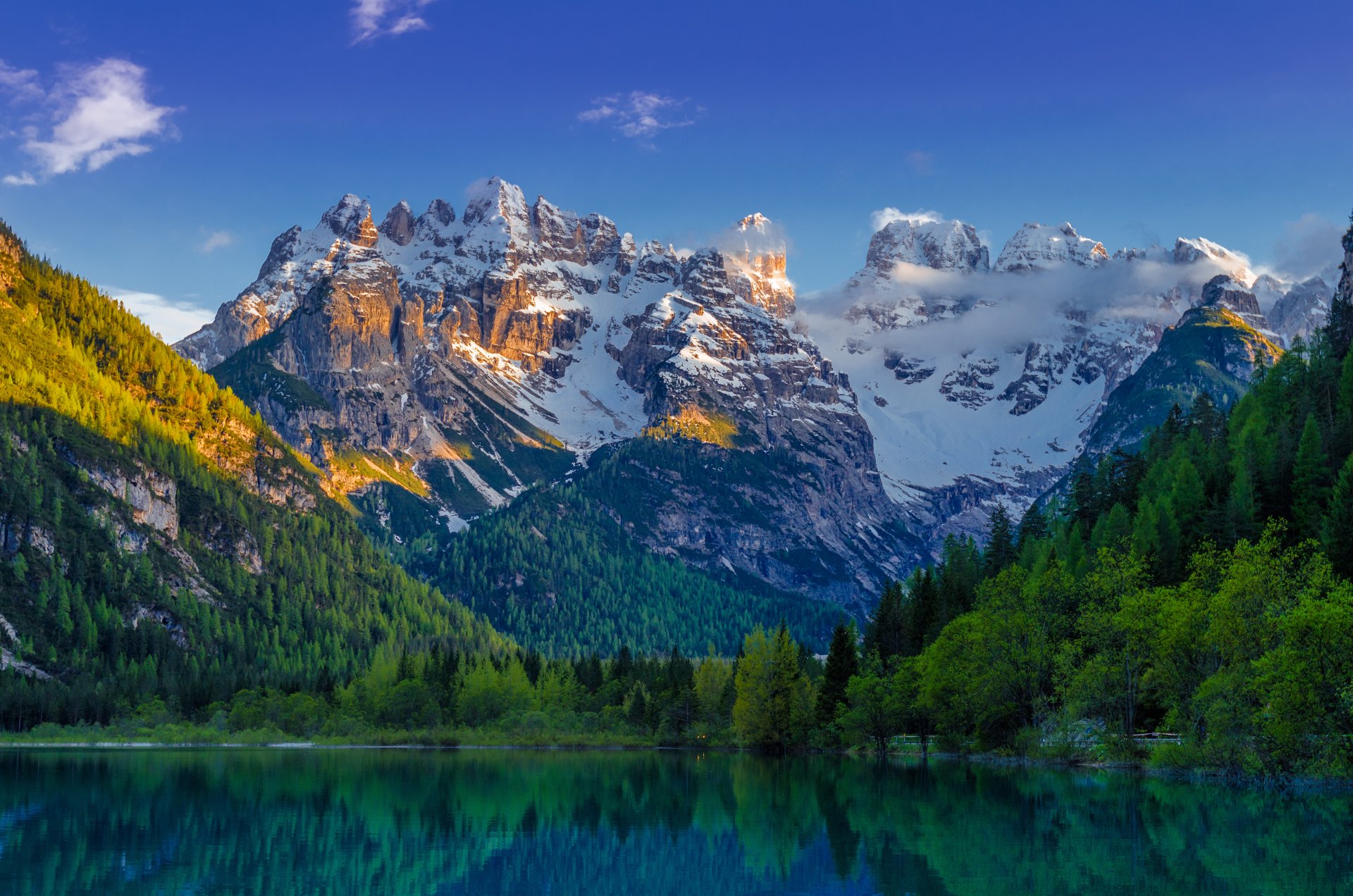 paisaje lago esmeralda montaña montañas nieve bosque abeto