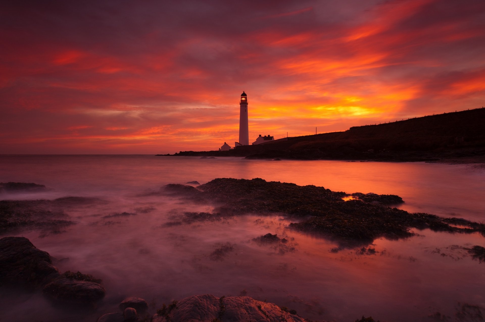 angus escocia faro océano amanecer playa piedras