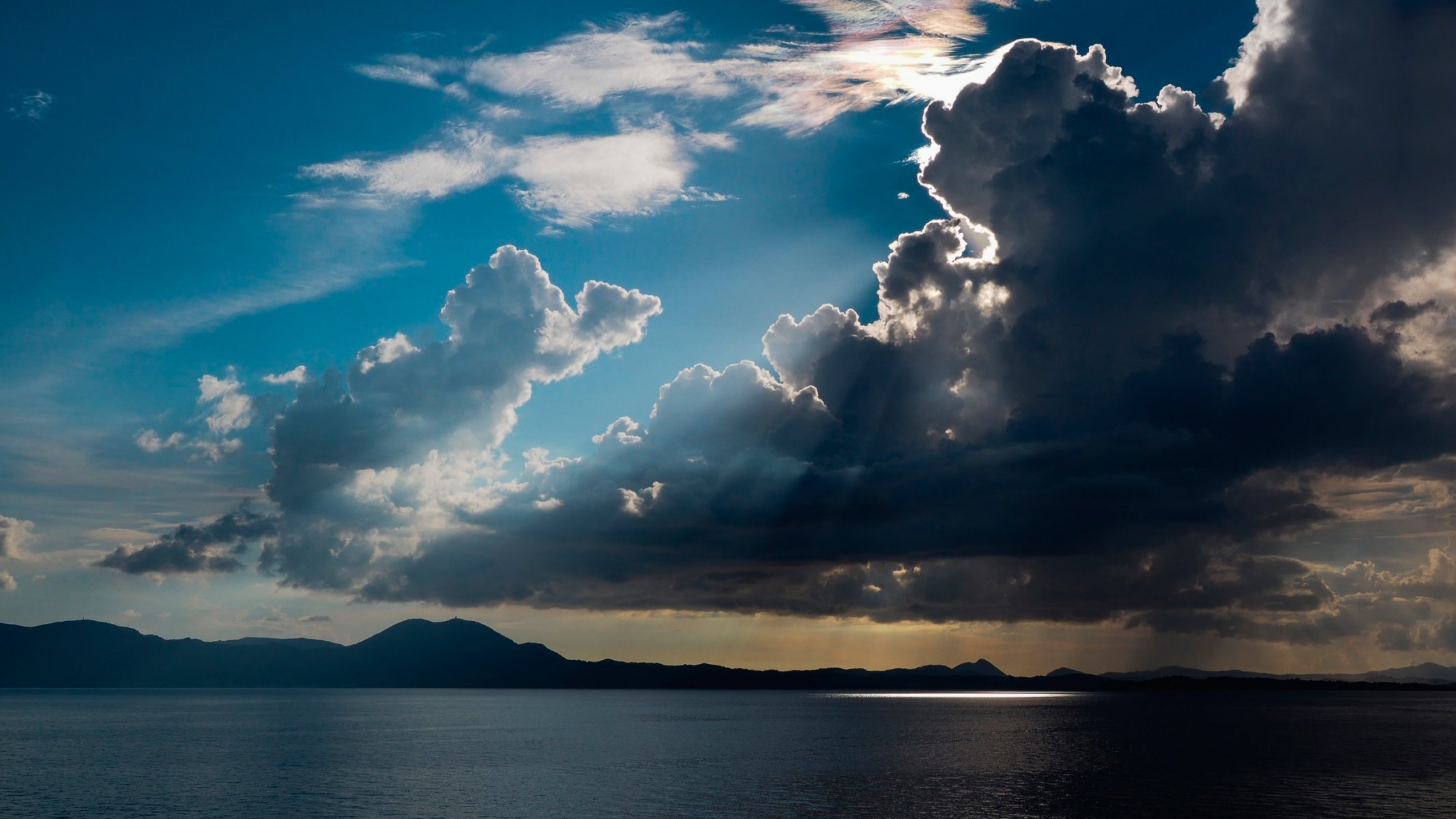 lac nuages rayons du soleil