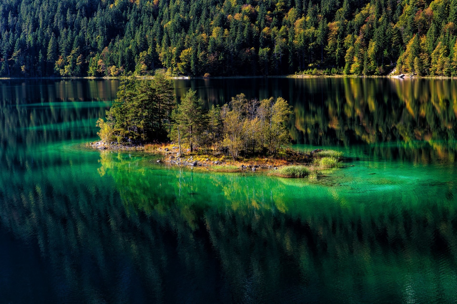 lago montañas bosque árboles islote naturaleza