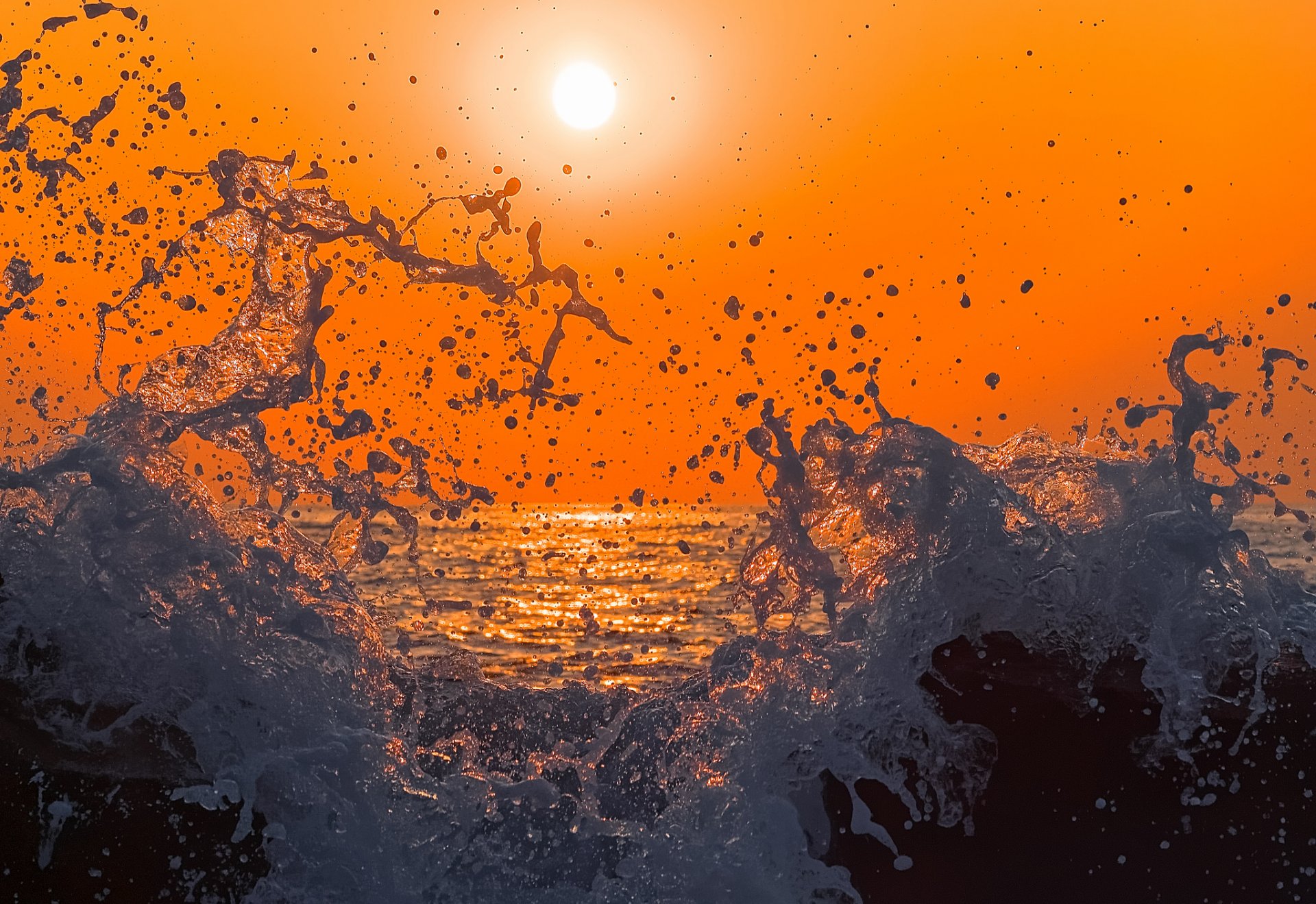 ciel soleil coucher de soleil mer vagues éclaboussures