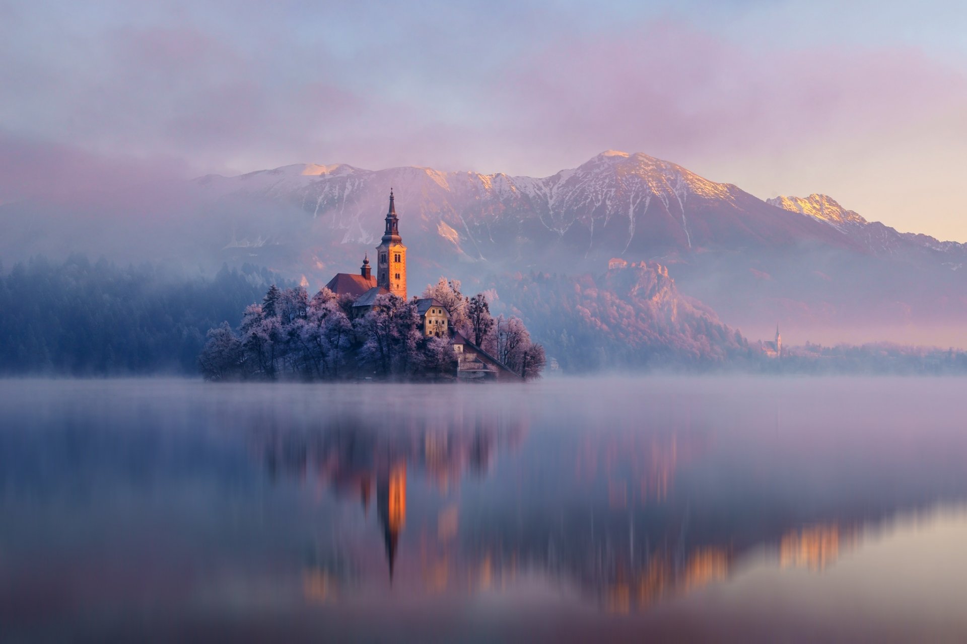 berge see reflexion insel kirche natur wald landschaft