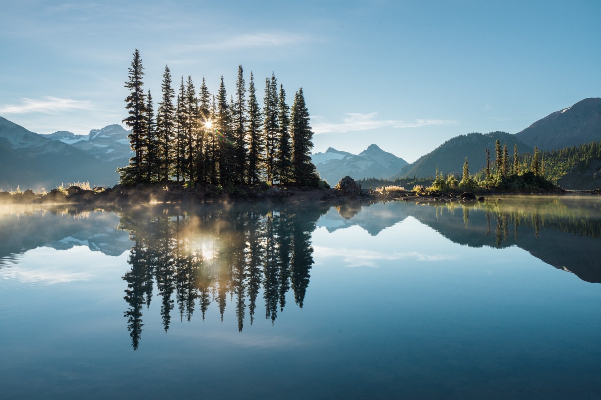 lago montagne foresta alberi mattina foschia