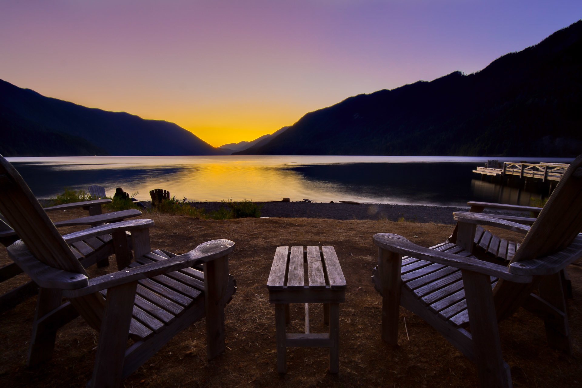 crescent lake lodge crescent olympic national park waszyngton usa zachód słońca jezioro góry krajobraz brzeg krzesła stół