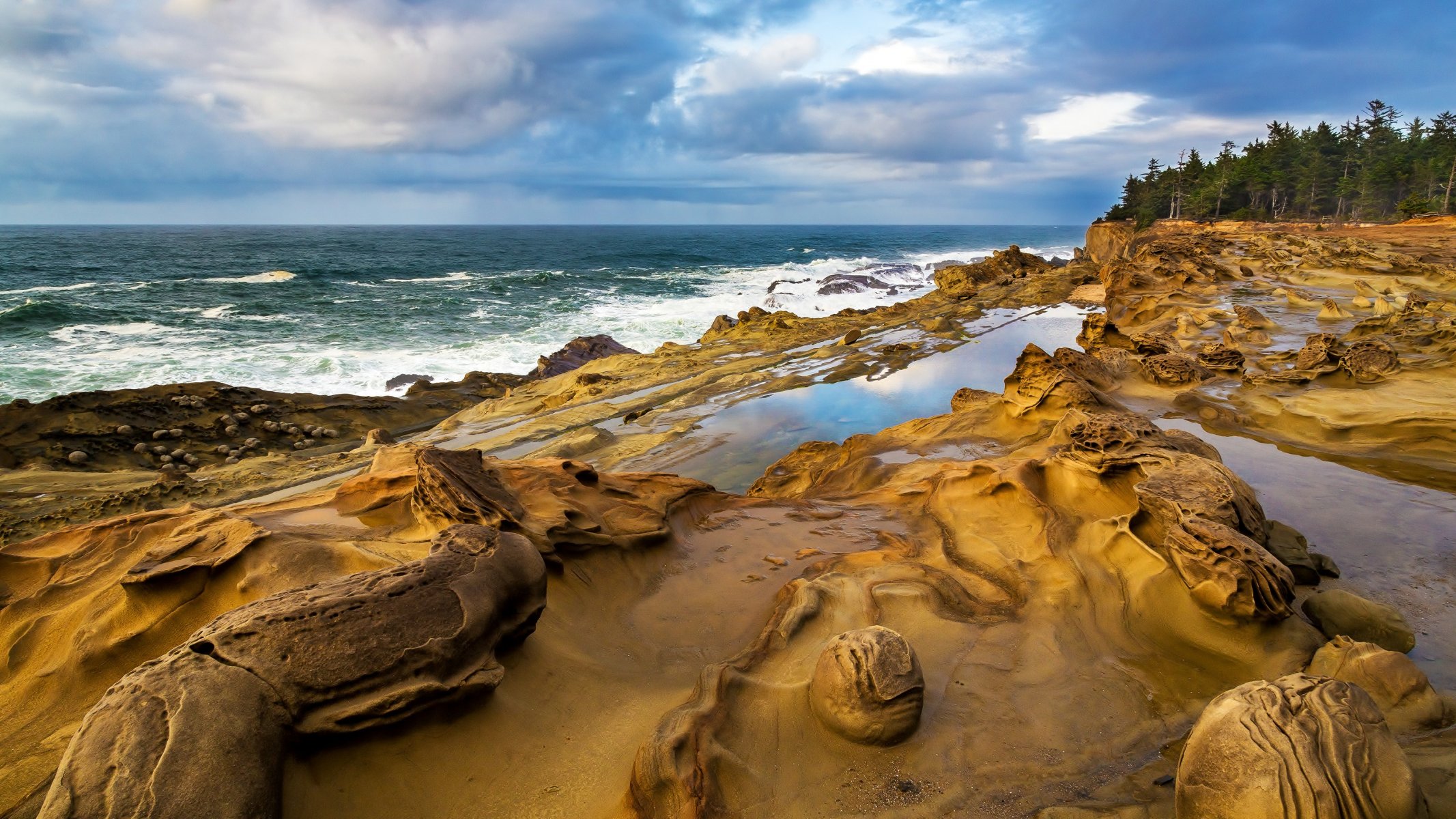 costa piedras agua olas árboles cielo nubes