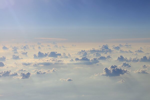 Nubes de un avión como picos de montañas