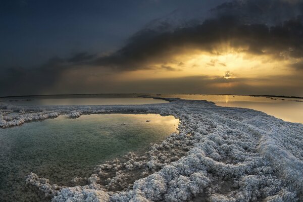 Tramonto sulla superficie del mare