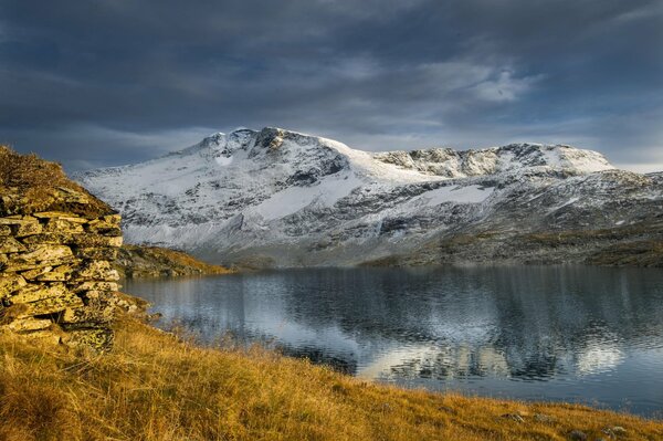 Lac dans les montagnes au début de l hiver