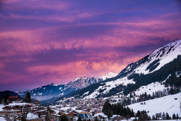 Montagne innevate in una località austriaca