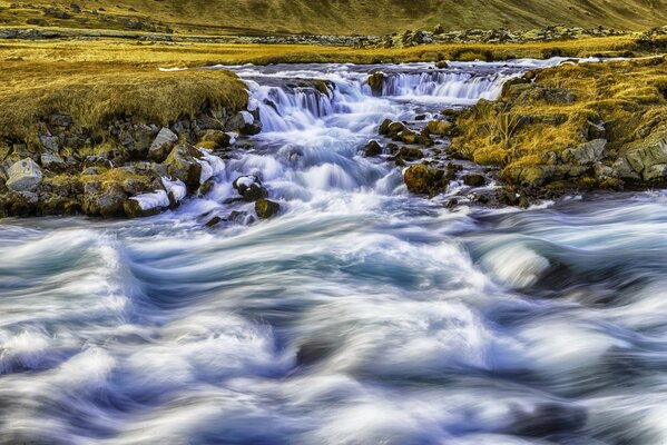 Rivière de montagne dans les étendues de l Islande