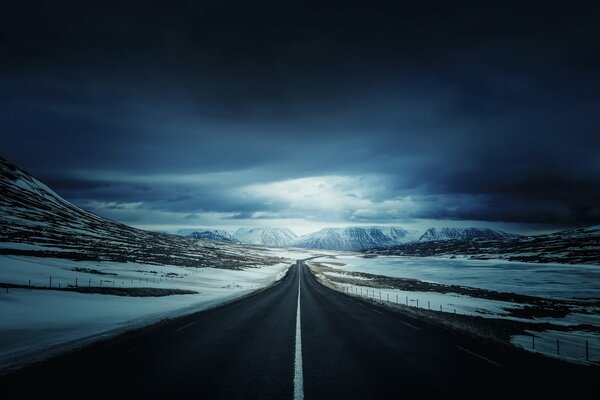 Interminable camino de invierno por la noche