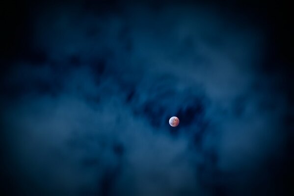 Luna llena en el fondo del cielo azul con neblina