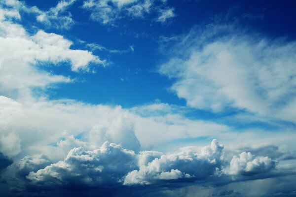 Nubes de malvavisco en el cielo azul