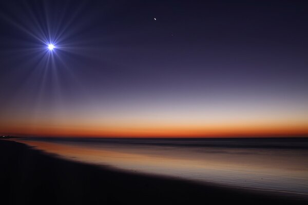 Lune lumineuse et plage de nuit