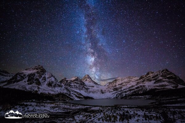 Landschaft der Nachtberge mit Sternen