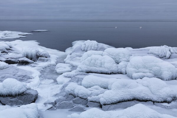 Ghiaccio invernale costiero in Svezia