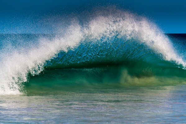 Vague de mer bleue et éclaboussures