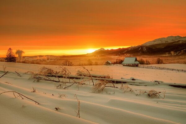 Amanecer de montaña y campo de nieve