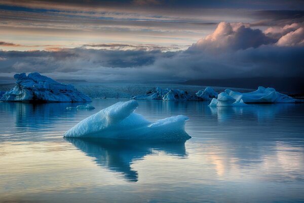 Bloki lodu w jeziorze na północy