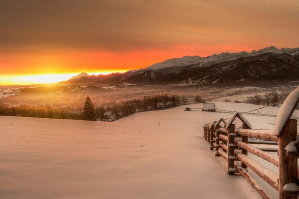 Hameau de l aube d hiver dans les montagnes