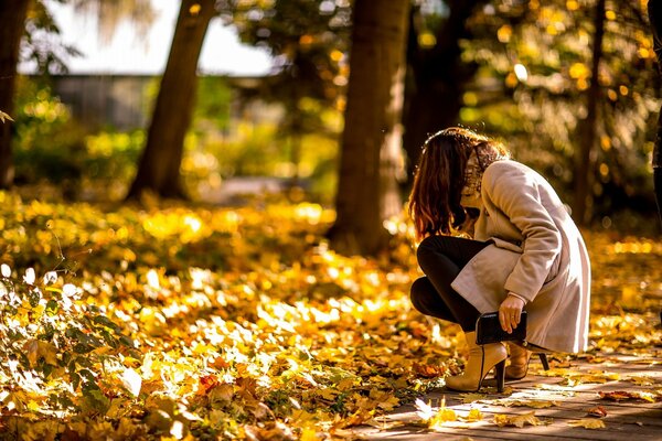 Otoño en la ciudad. Chica en la ciudad de otoño