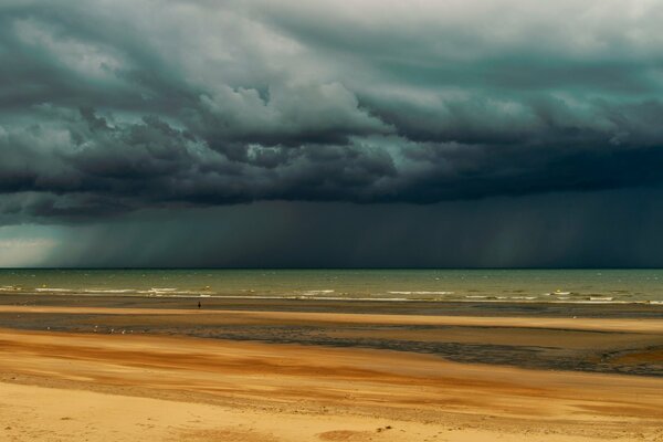 Schöne graue Wolken über dem Meer