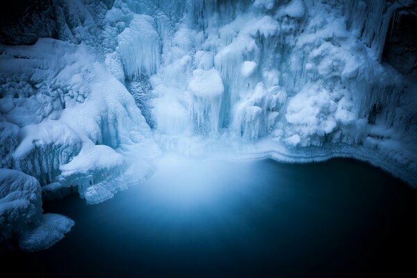 In einer tiefen Höhle ist ein schöner Wasserfall