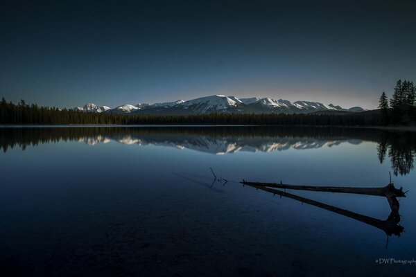 Reflection of mountains in the lake