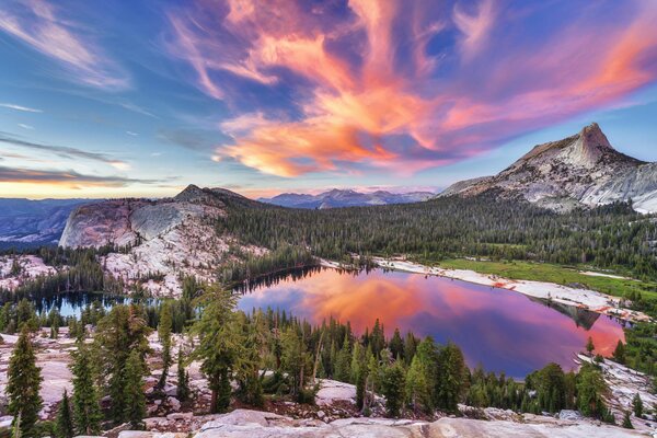 Espejo del cielo en el lago