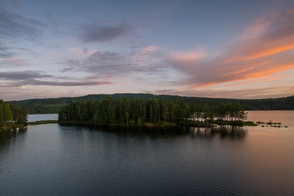 Puesta de sol sobre la isla del lago limpio