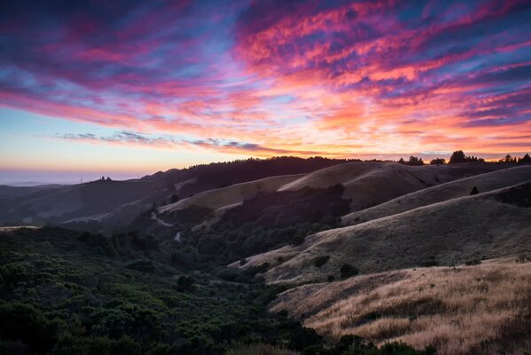 Красивые холмы в калифорнии на закате