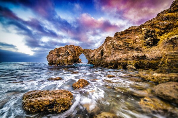 Un arco de rocas en la costa del Pacífico