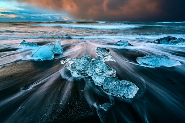 Glace magique bleue en Islande