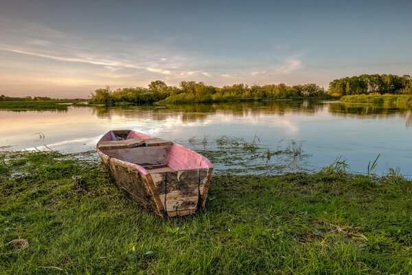 Paysage au bord du lac avec bateau