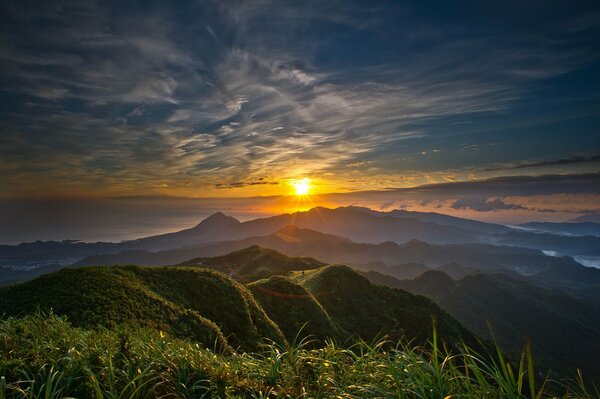 Lever du soleil vue sur les montagnes